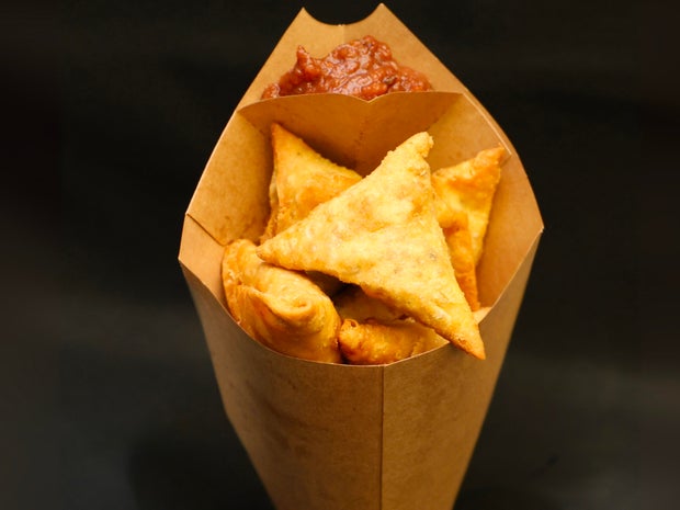 new-vendor-midtown-global-markets-oasis-grill-hoyo-sambusa.jpg 